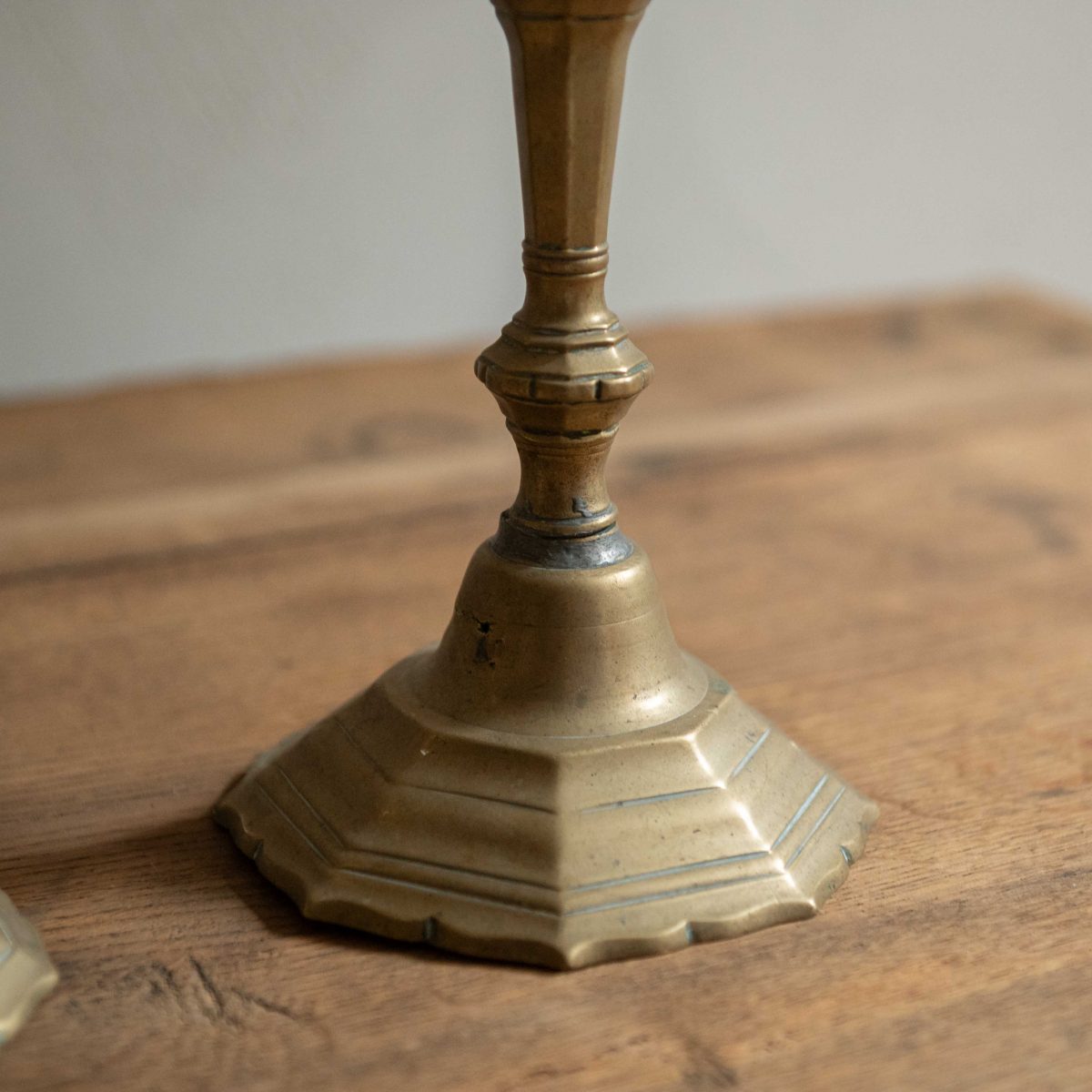 Pareja de portavelas de bronce antiguos - Imagen 4