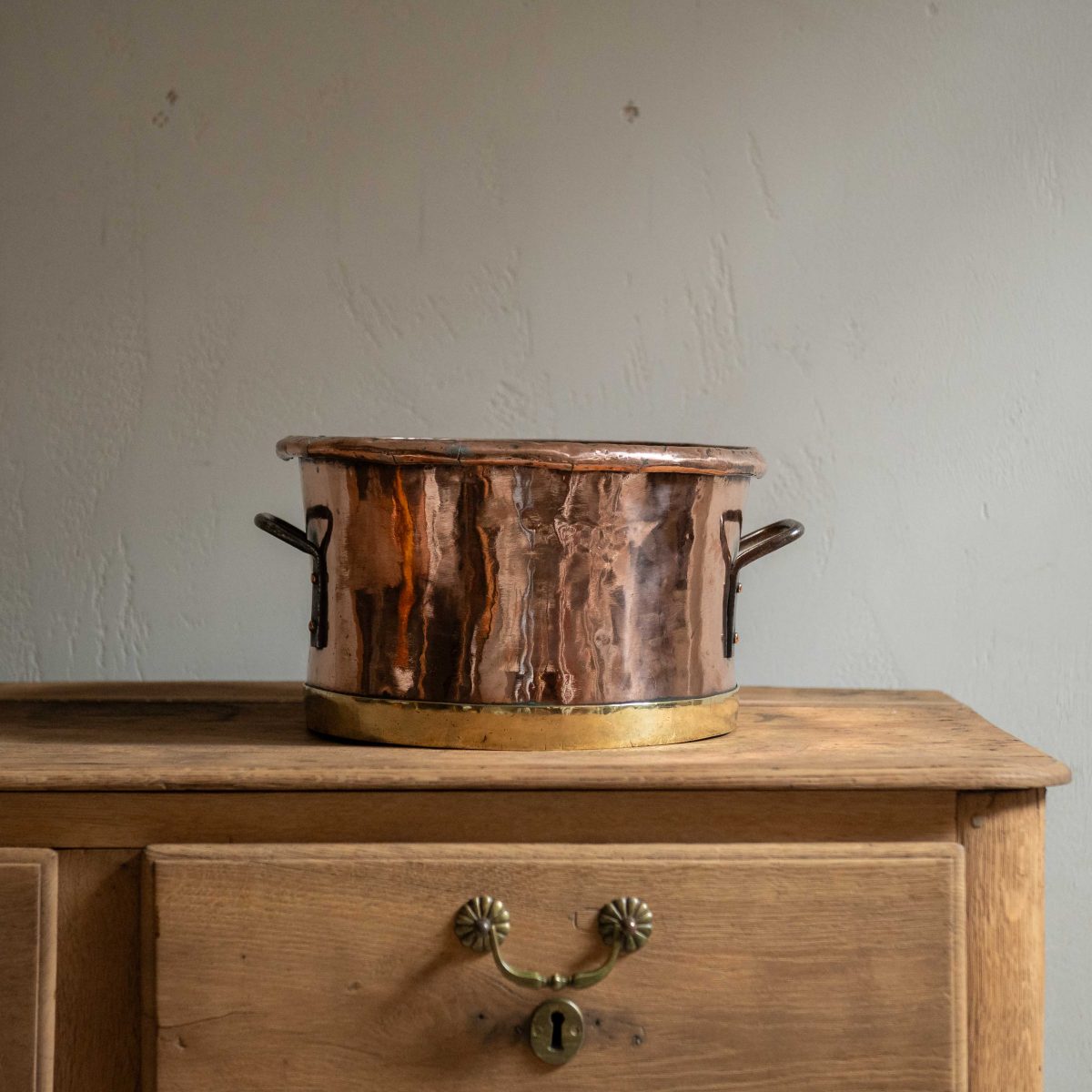 Olla antigua de cobre