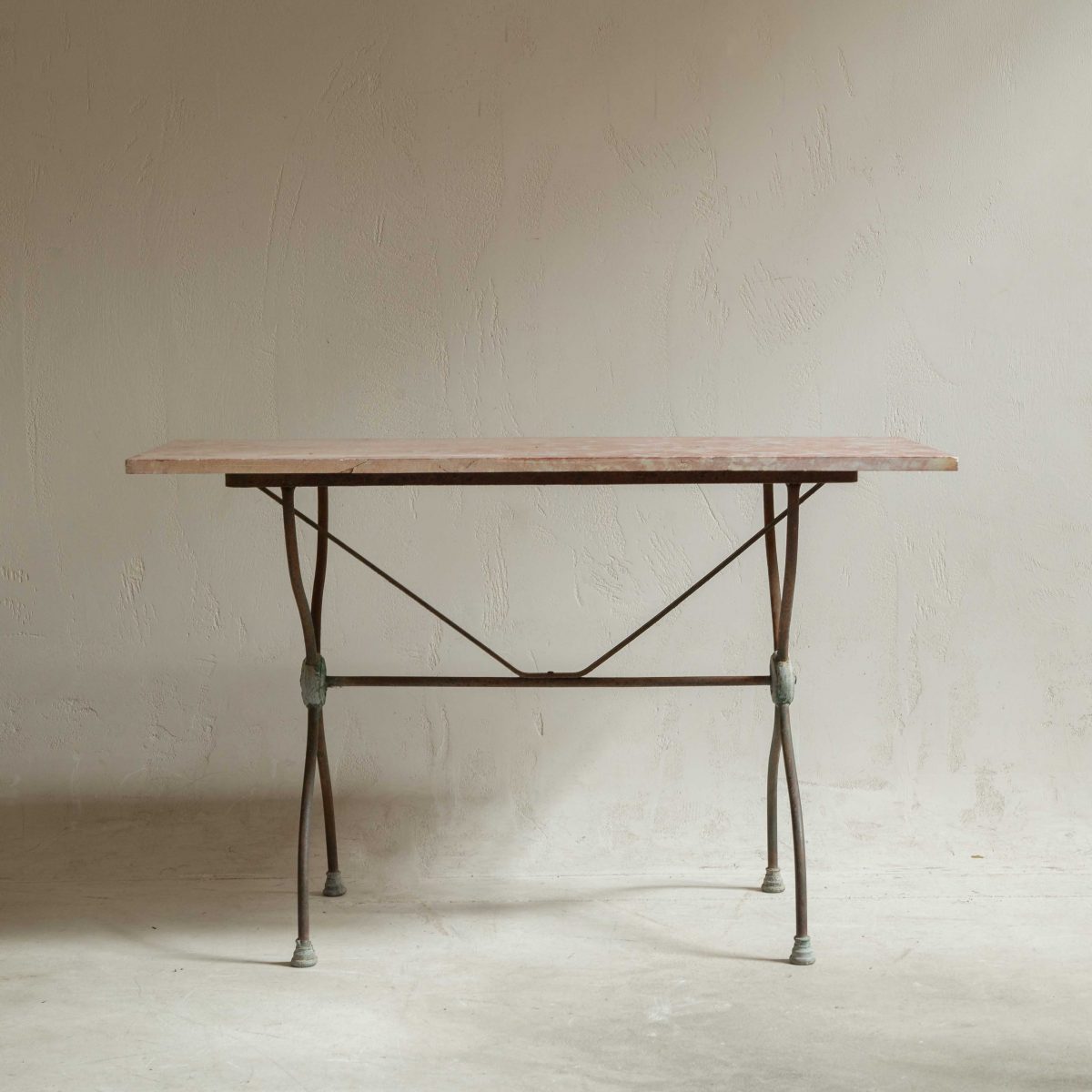 Consola vintage de forja y mármol rosa