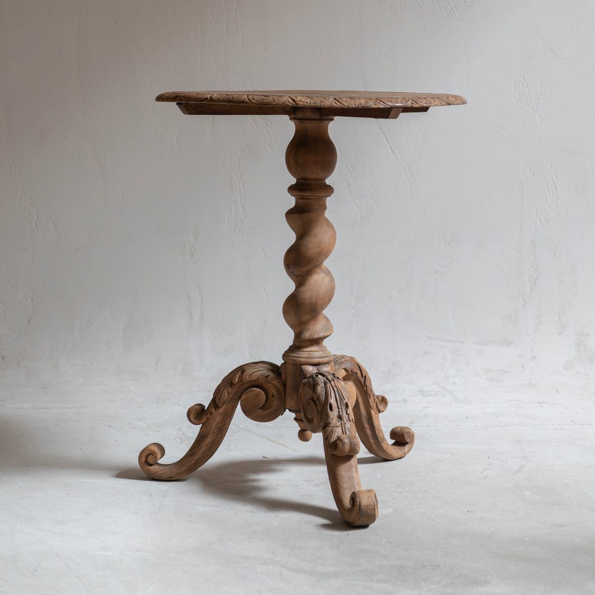 Velador antiguo de madera natural