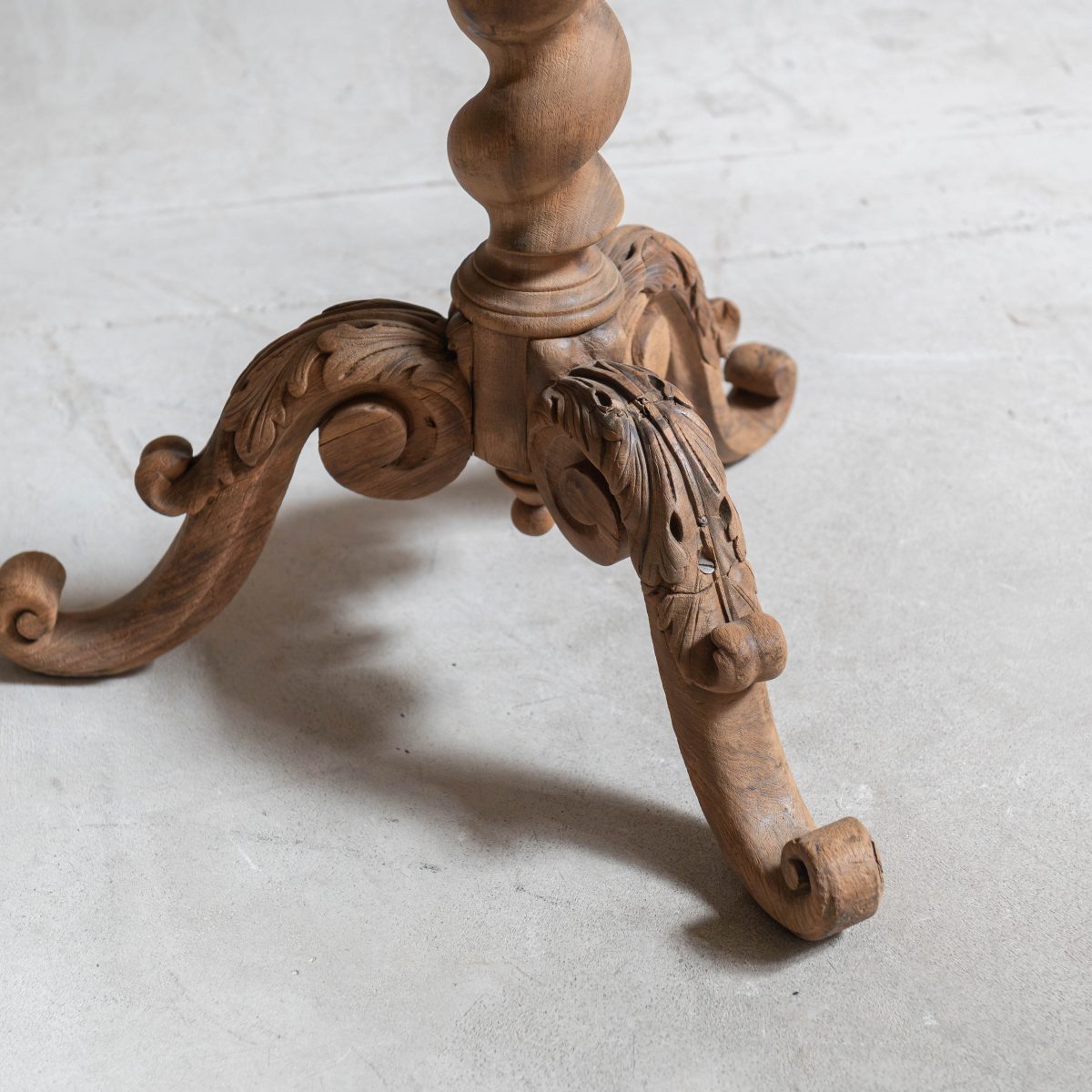 Velador antiguo de madera natural - Imagen 4