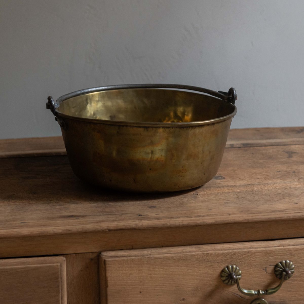 Caldero antiguo de latón con asa de hierro - Imagen 2