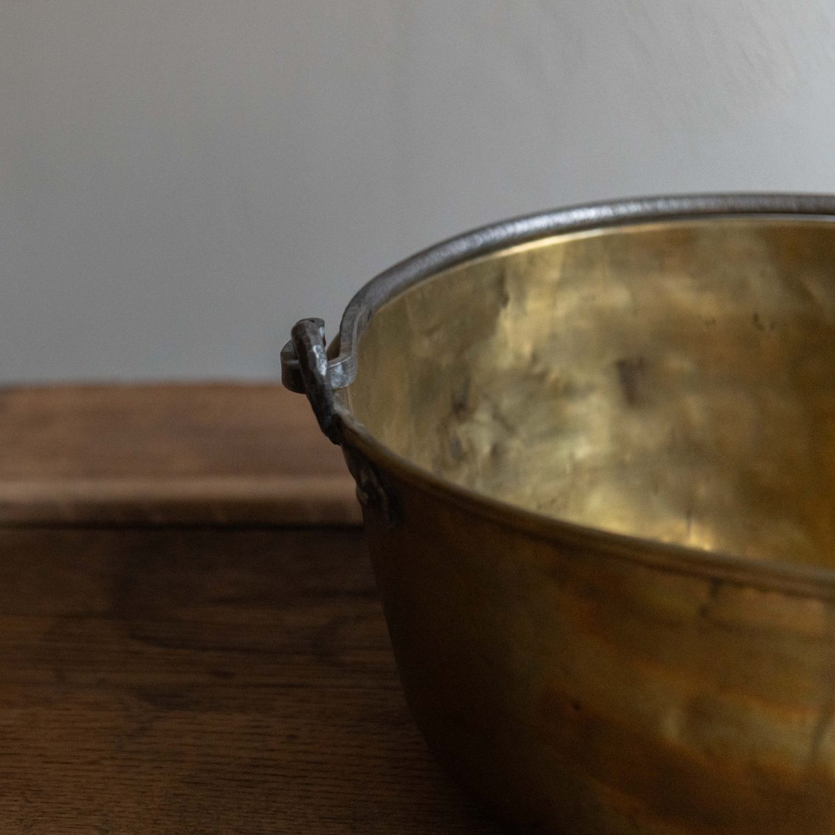 Caldero antiguo de latón con asa de hierro - Imagen 3