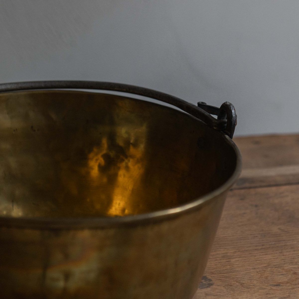 Caldero antiguo de latón con asa de hierro - Imagen 4