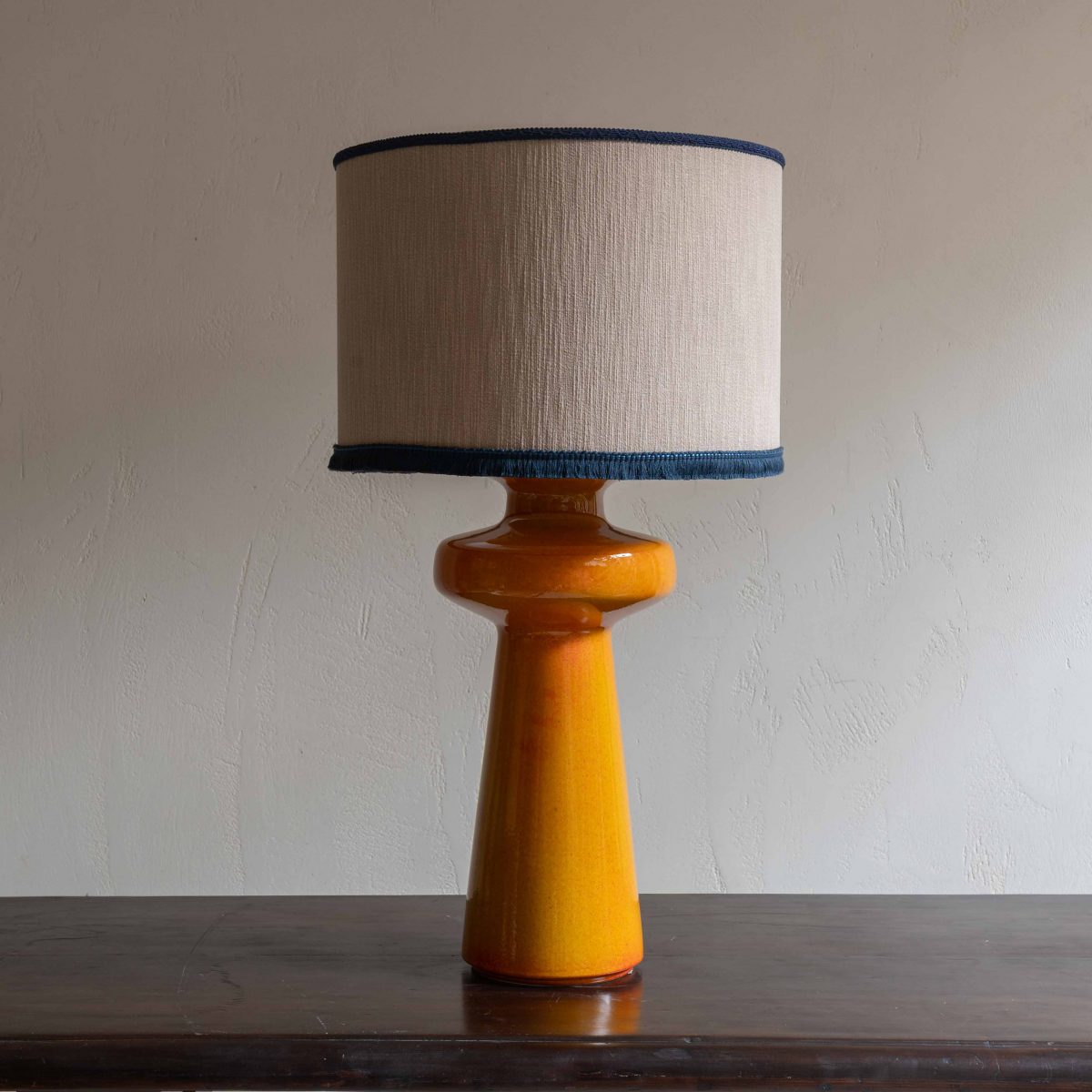 Pantalla lino y algodón arena con pasamanería azul marino 45x30 cm - Imagen 5