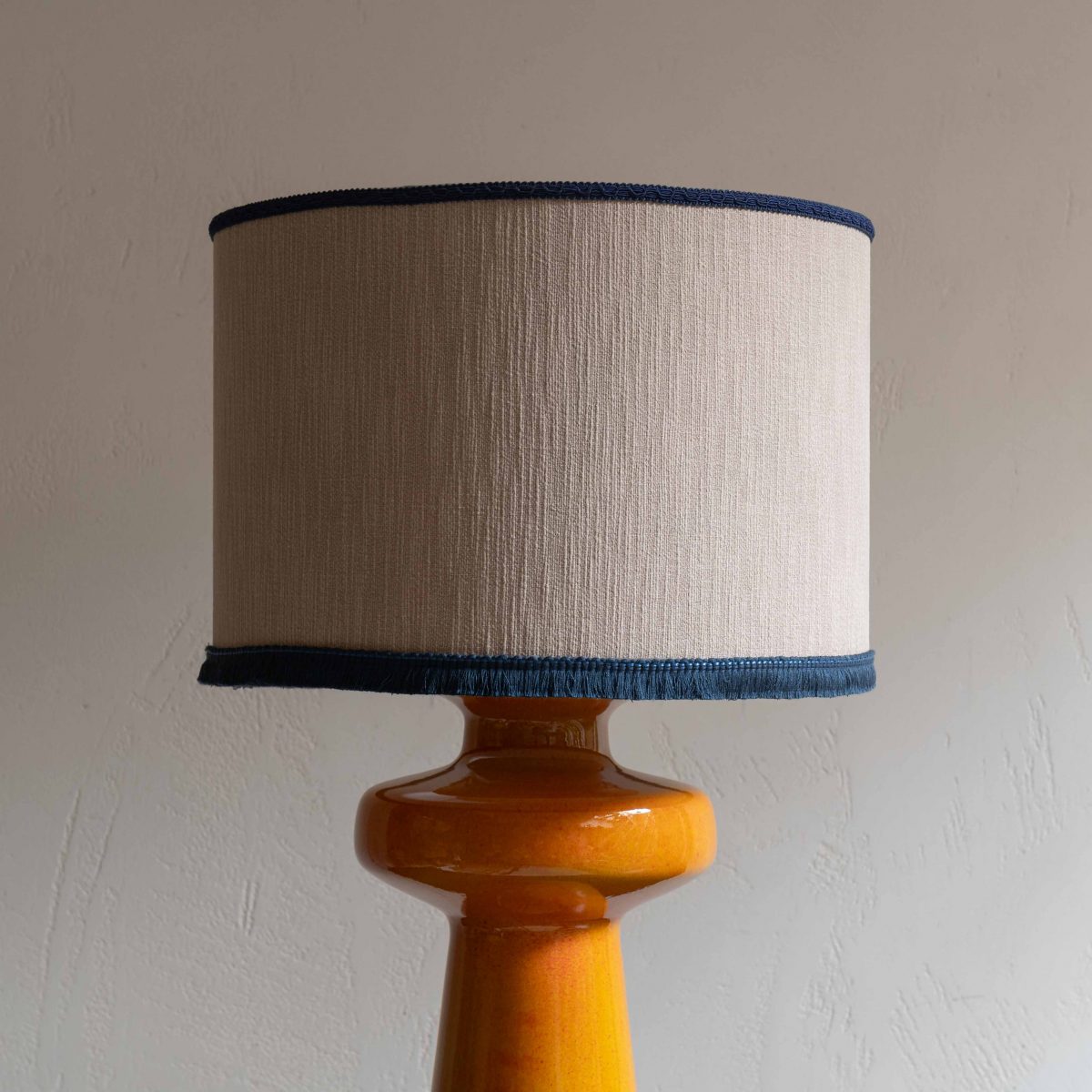 Pantalla lino y algodón arena con pasamanería azul marino 45x30 cm