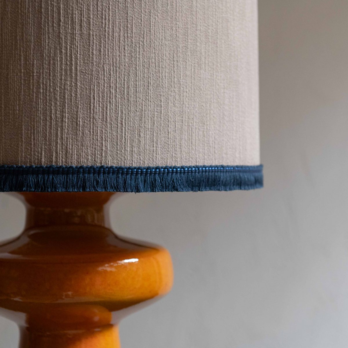 Pantalla lino y algodón arena con pasamanería azul marino 45x30 cm - Imagen 3