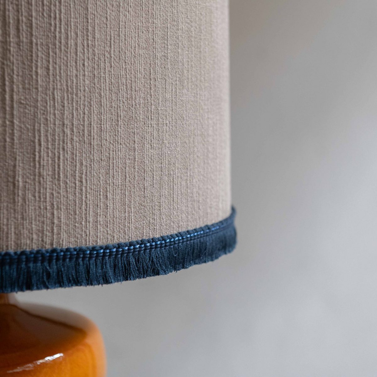 Pantalla lino y algodón arena con pasamanería azul marino 45x30 cm - Imagen 4