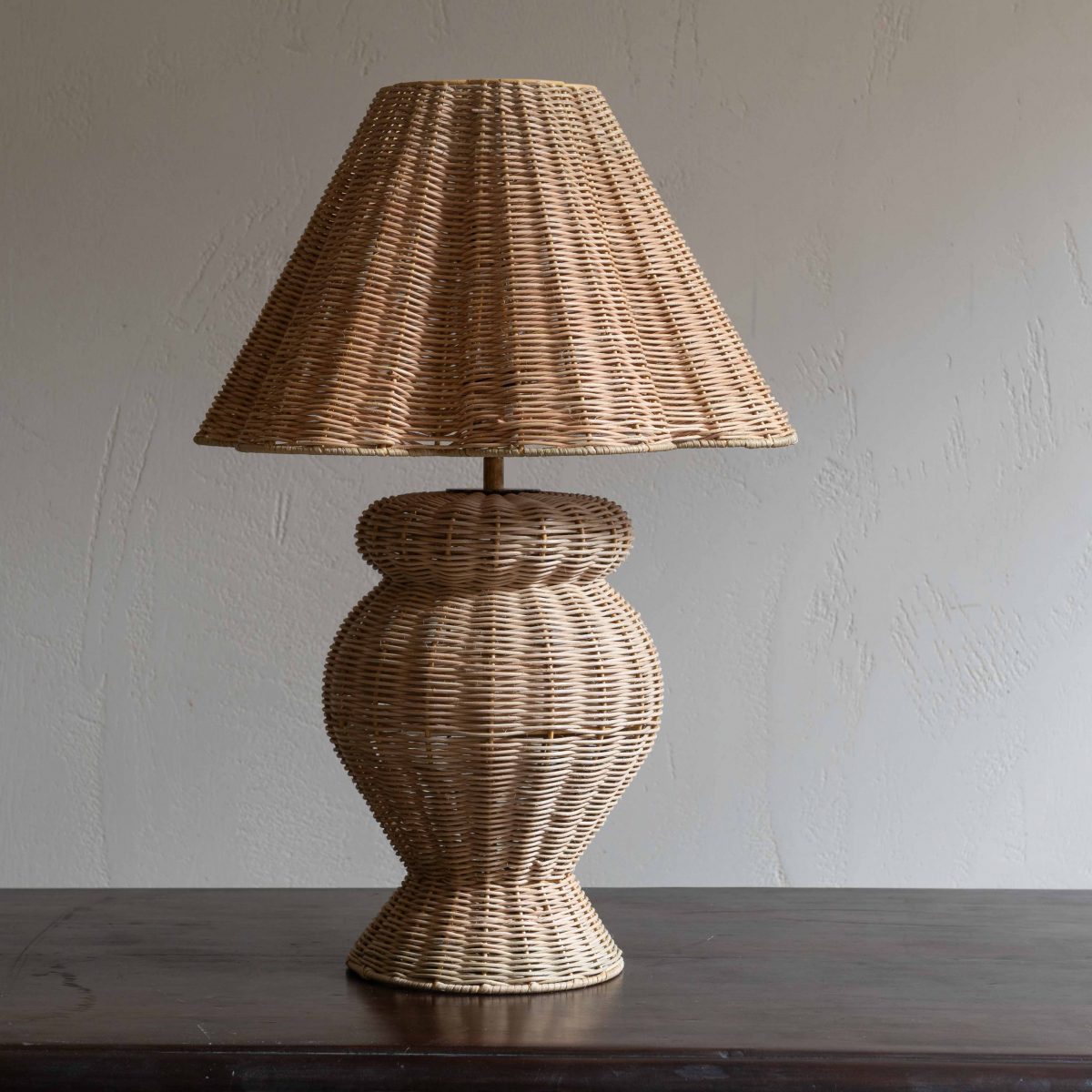 Lámpara de mesa de ratán natural