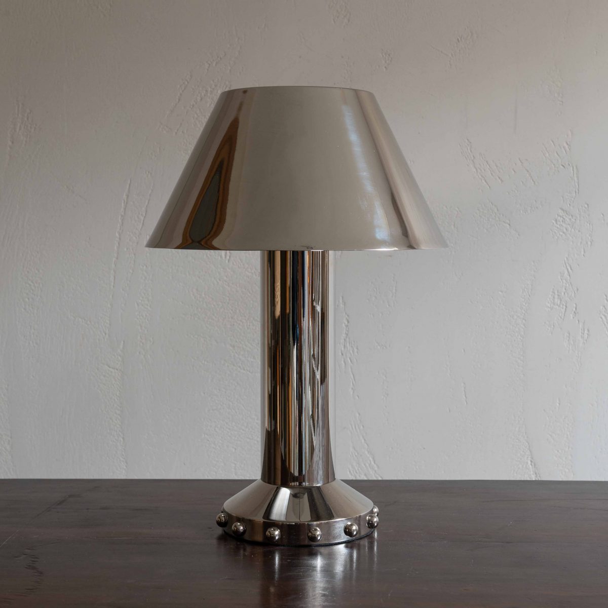 Lámpara de mesa de níquel brillante