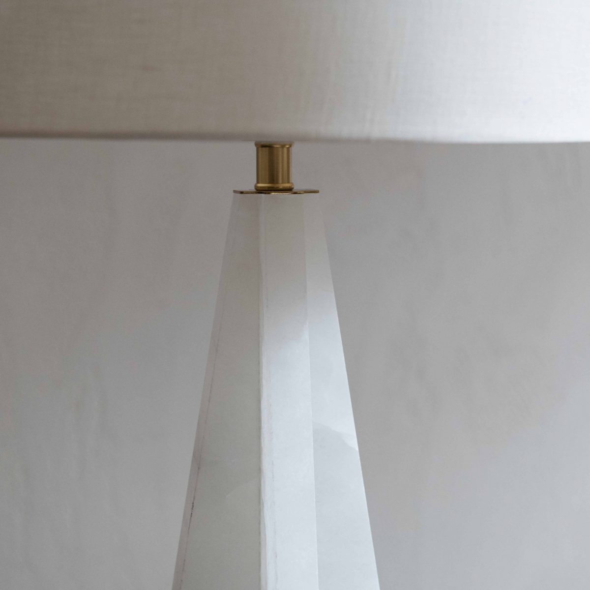 Lámpara de mesa de alabastro con pantalla de lino - Imagen 2