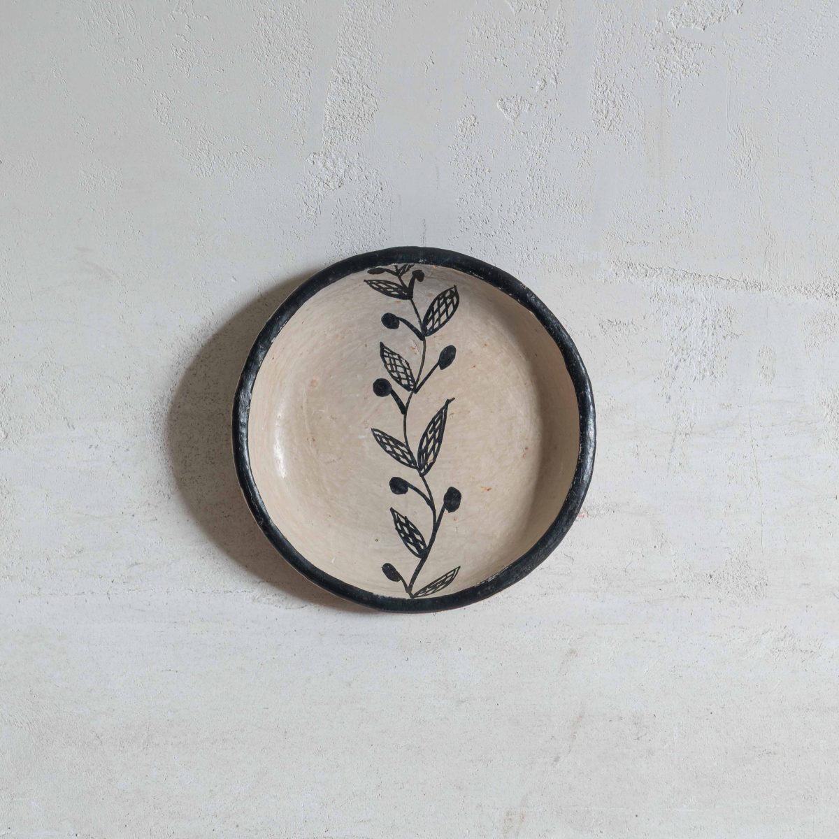 Plato de arcilla artesanal motivo hojas