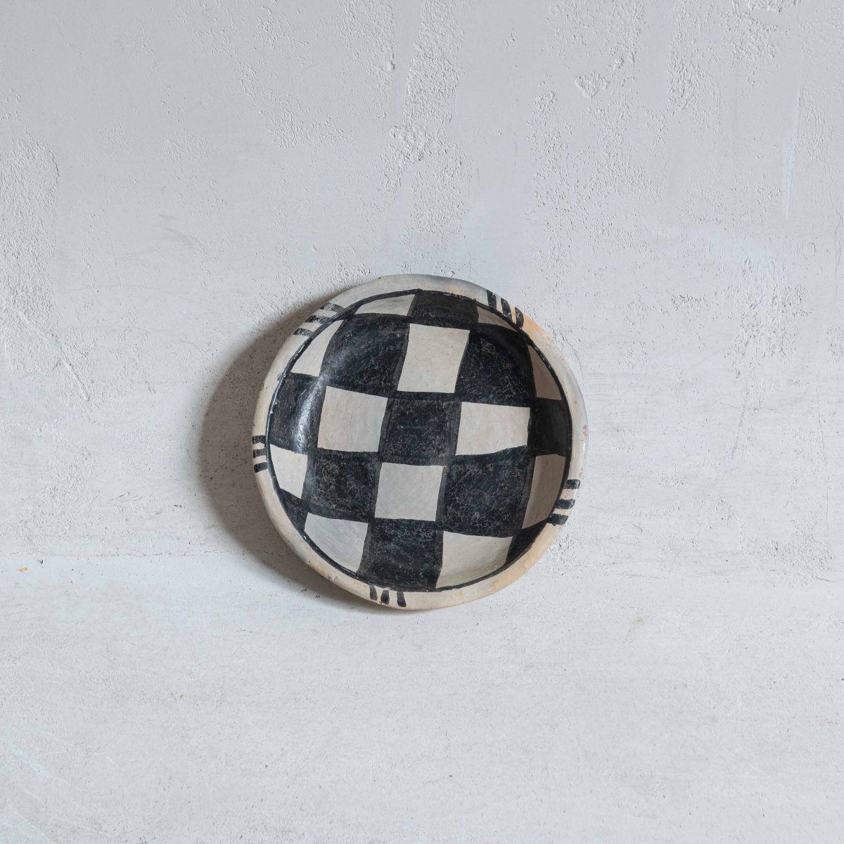 Plato de arcilla artesanal motivo cuadros