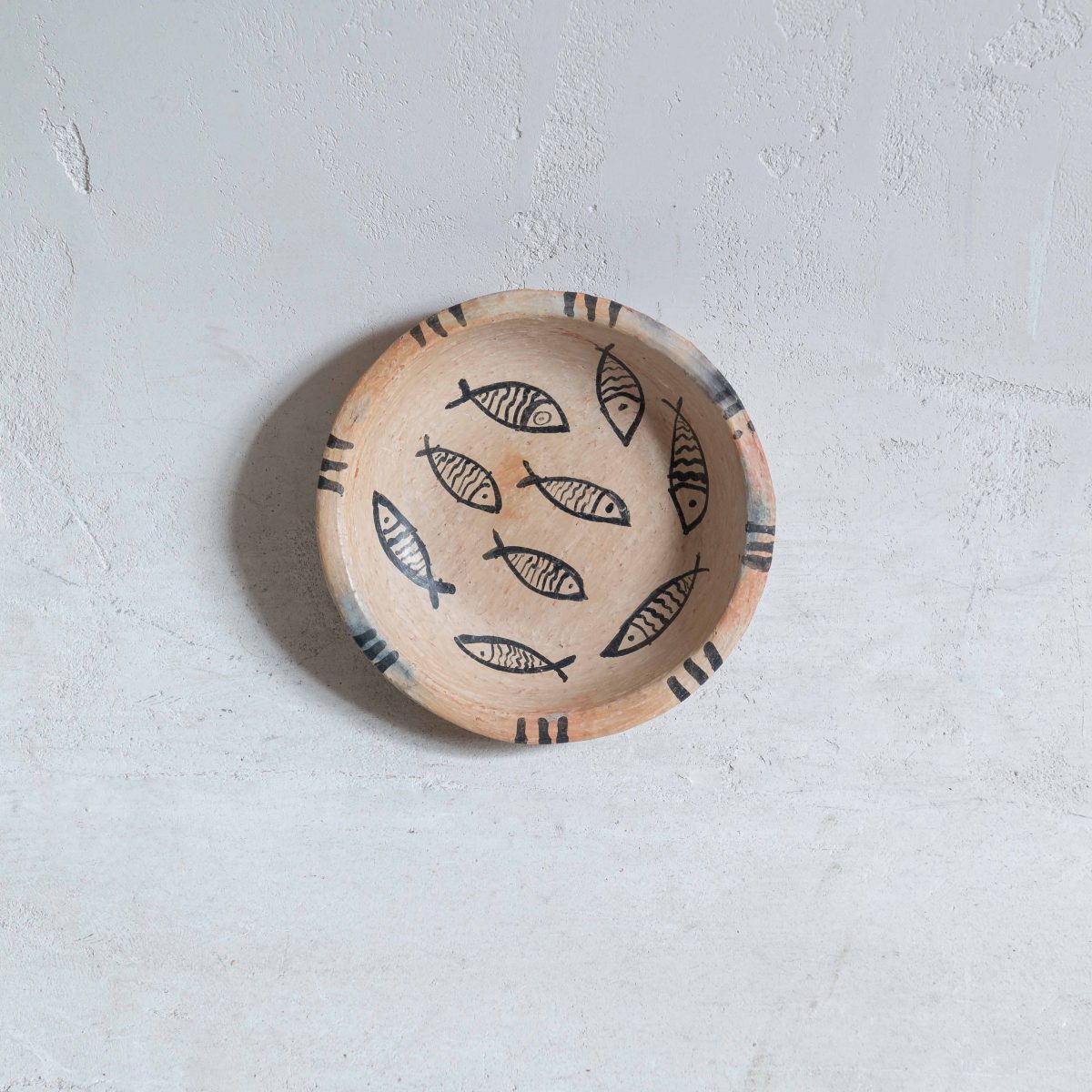 Plato de arcilla artesanal motivo peces pequeños