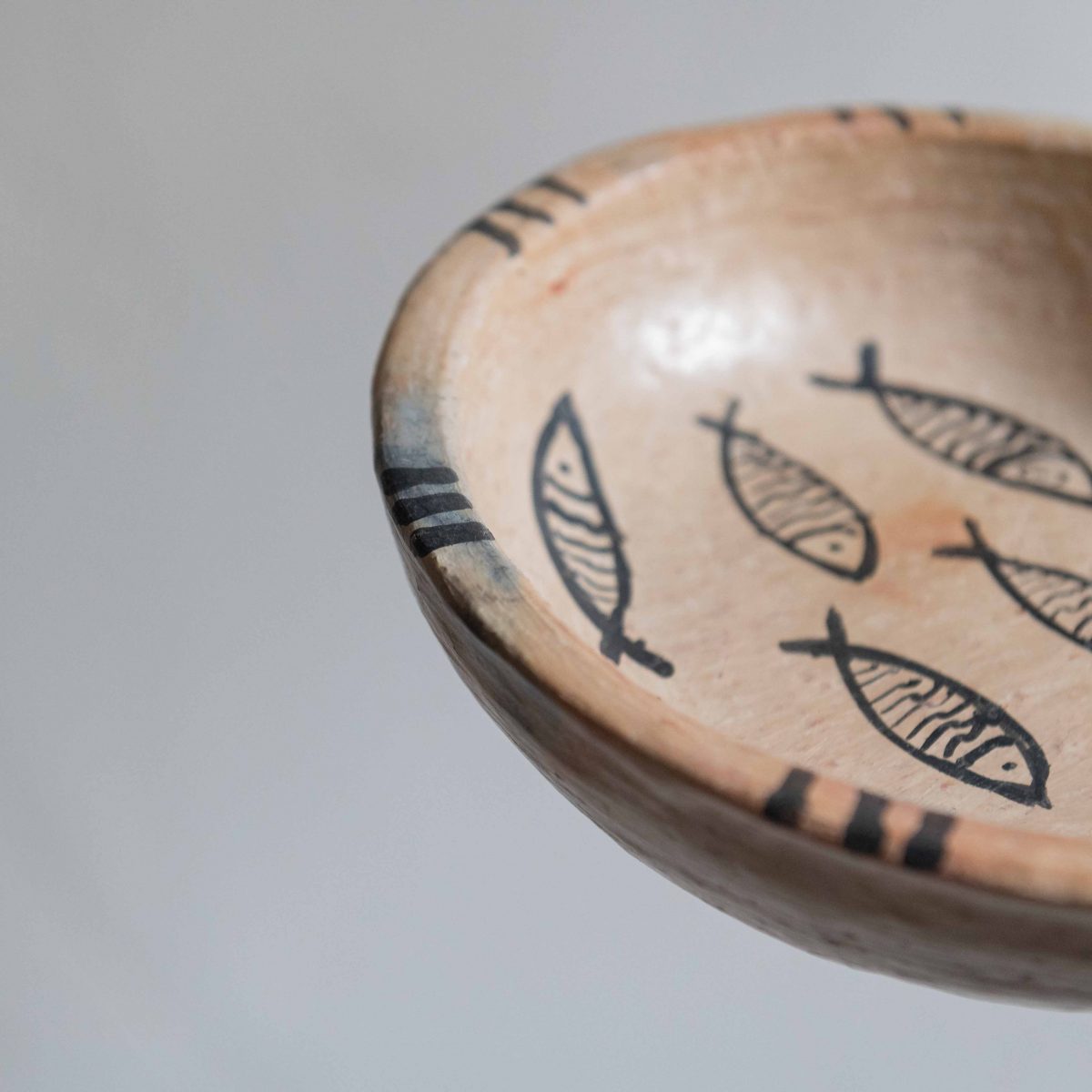 Plato de arcilla artesanal motivo peces pequeños - Imagen 3