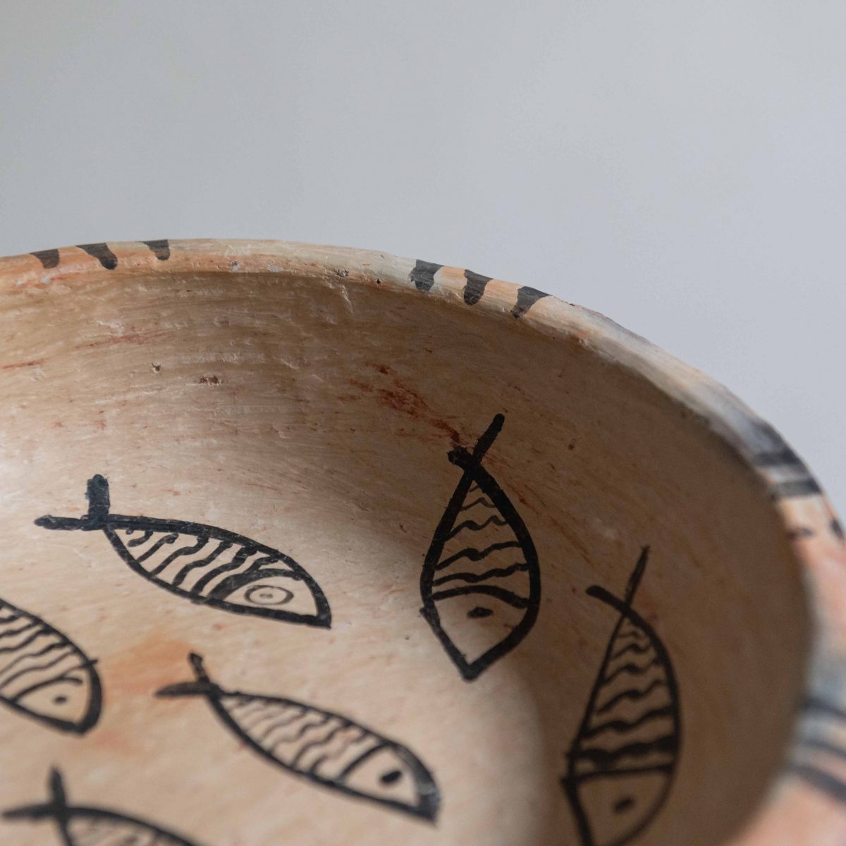 Plato de arcilla artesanal motivo peces pequeños - Imagen 4