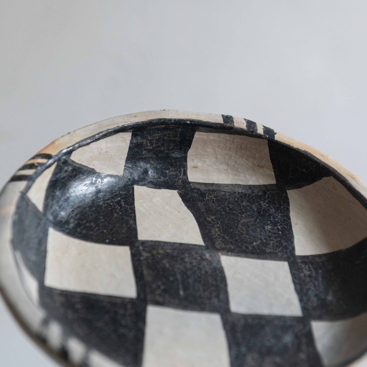 Plato de arcilla artesanal motivo cuadros - Imagen 2