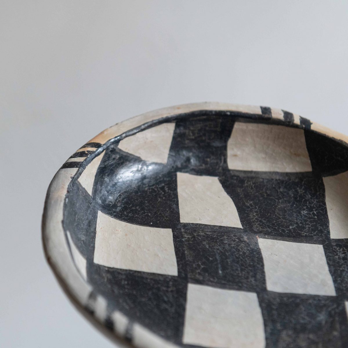 Plato de arcilla artesanal motivo cuadros - Imagen 3