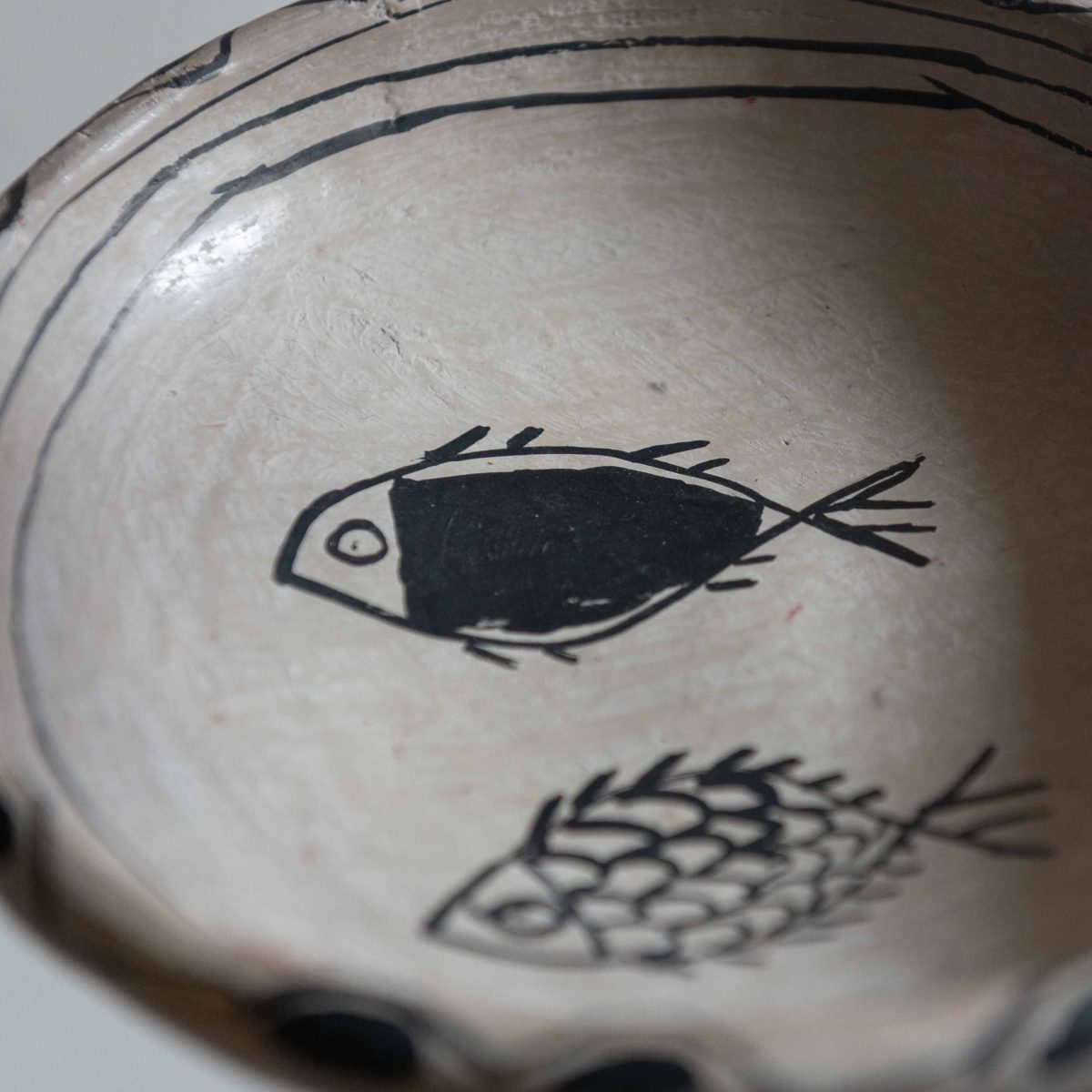 Plato de arcilla artesanal motivo peces - Imagen 4