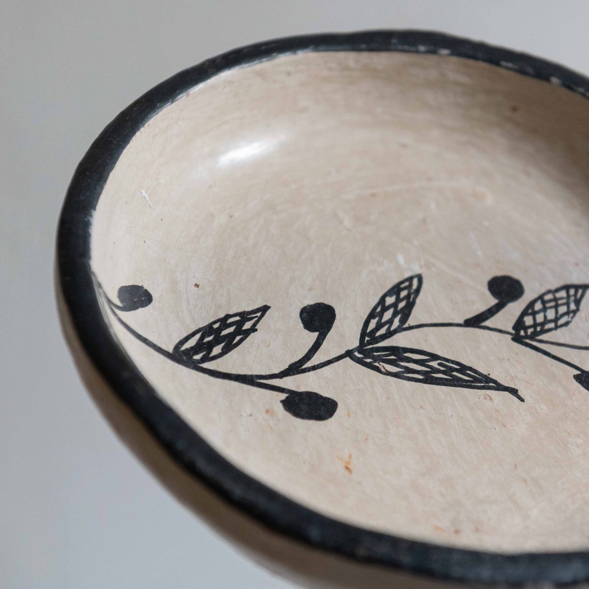 Plato de arcilla artesanal motivo hojas - Imagen 2