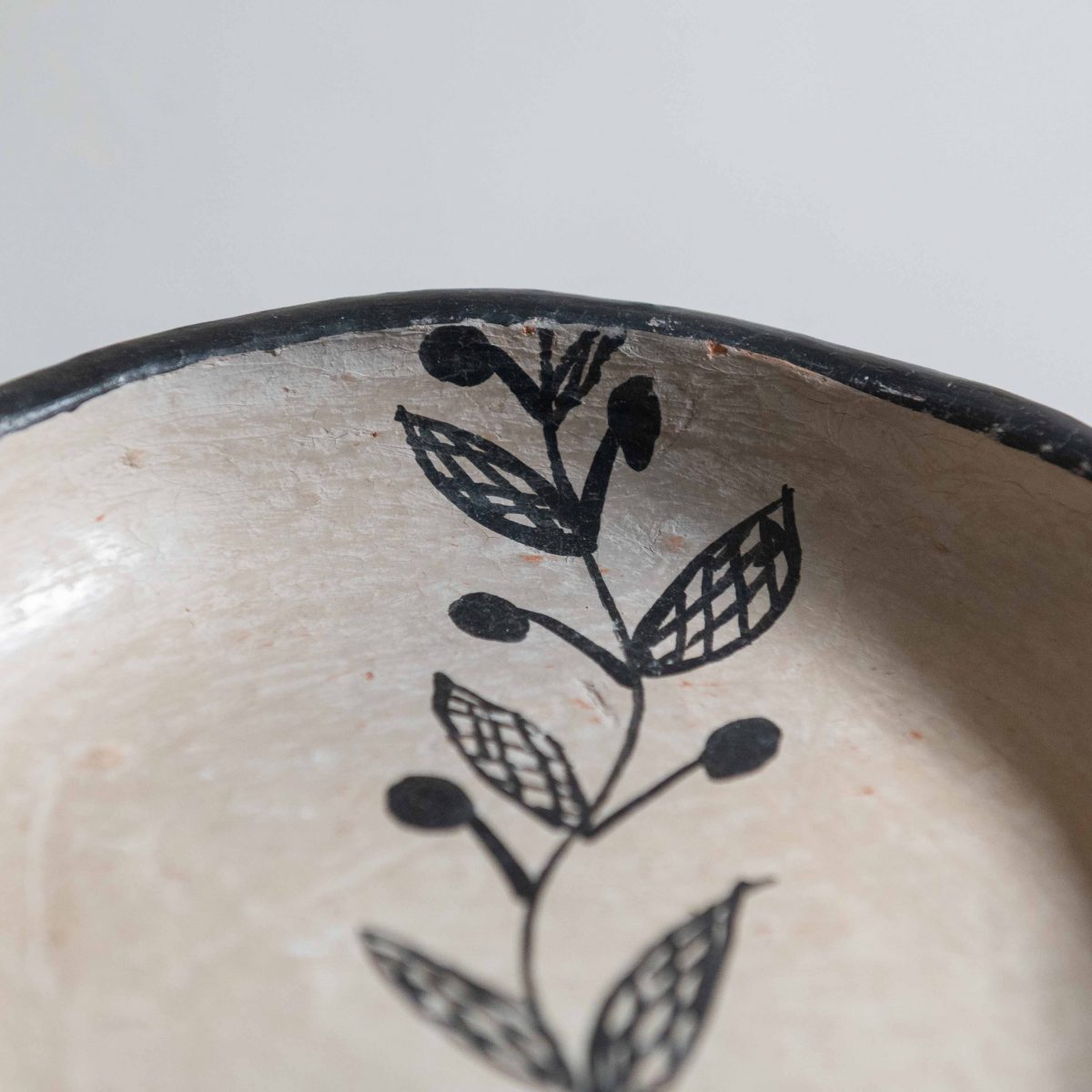 Plato de arcilla artesanal motivo hojas - Imagen 3