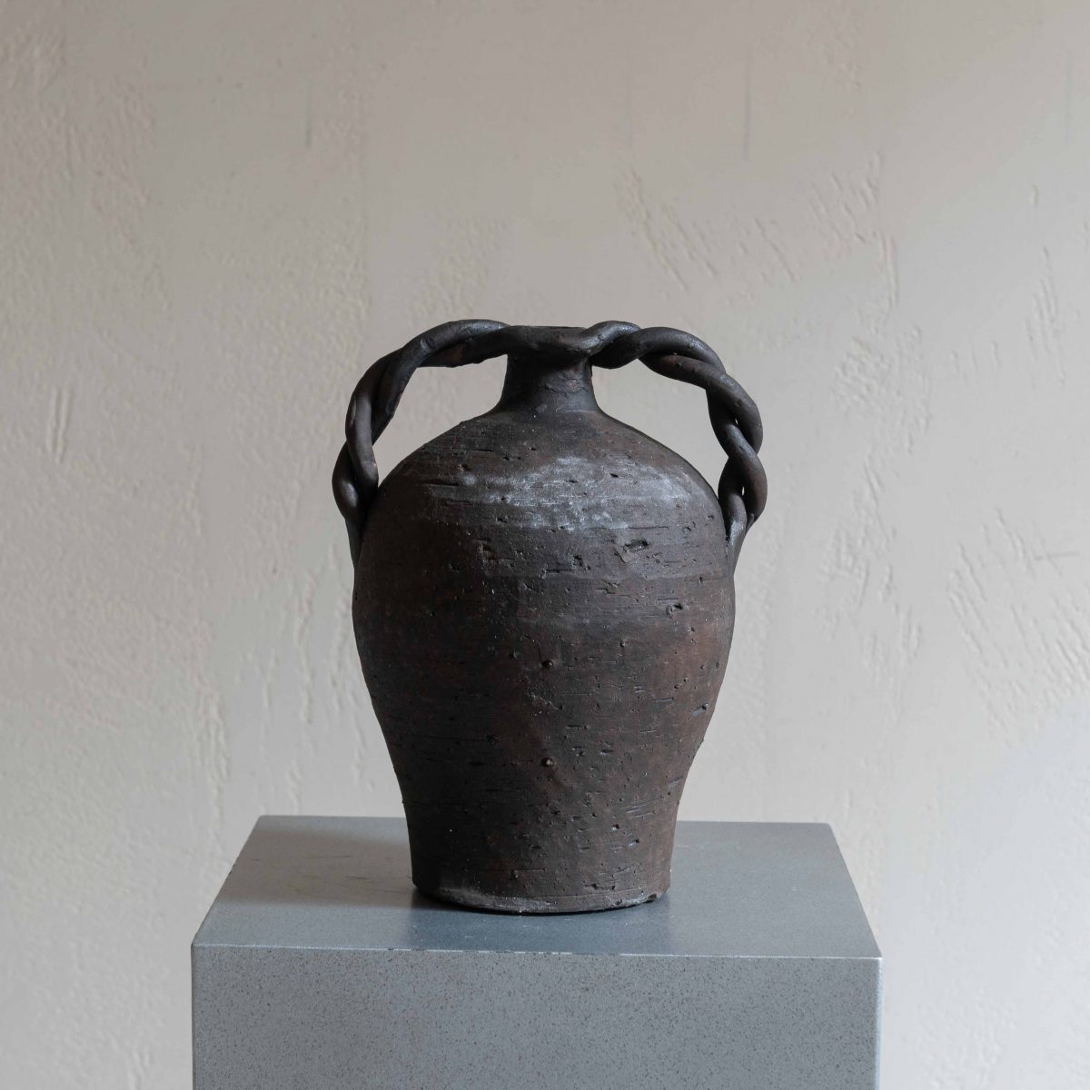 Jarrón de cerámica con asas trenzadas