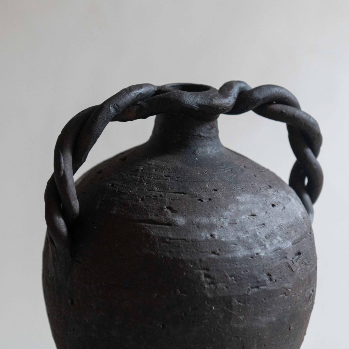 Jarrón de cerámica con asas trenzadas - Imagen 2