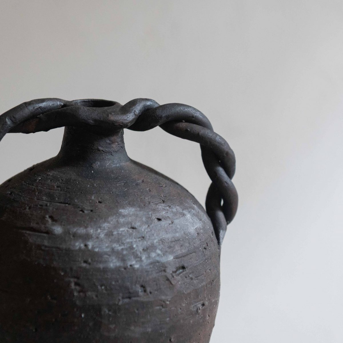 Jarrón de cerámica con asas trenzadas - Imagen 3