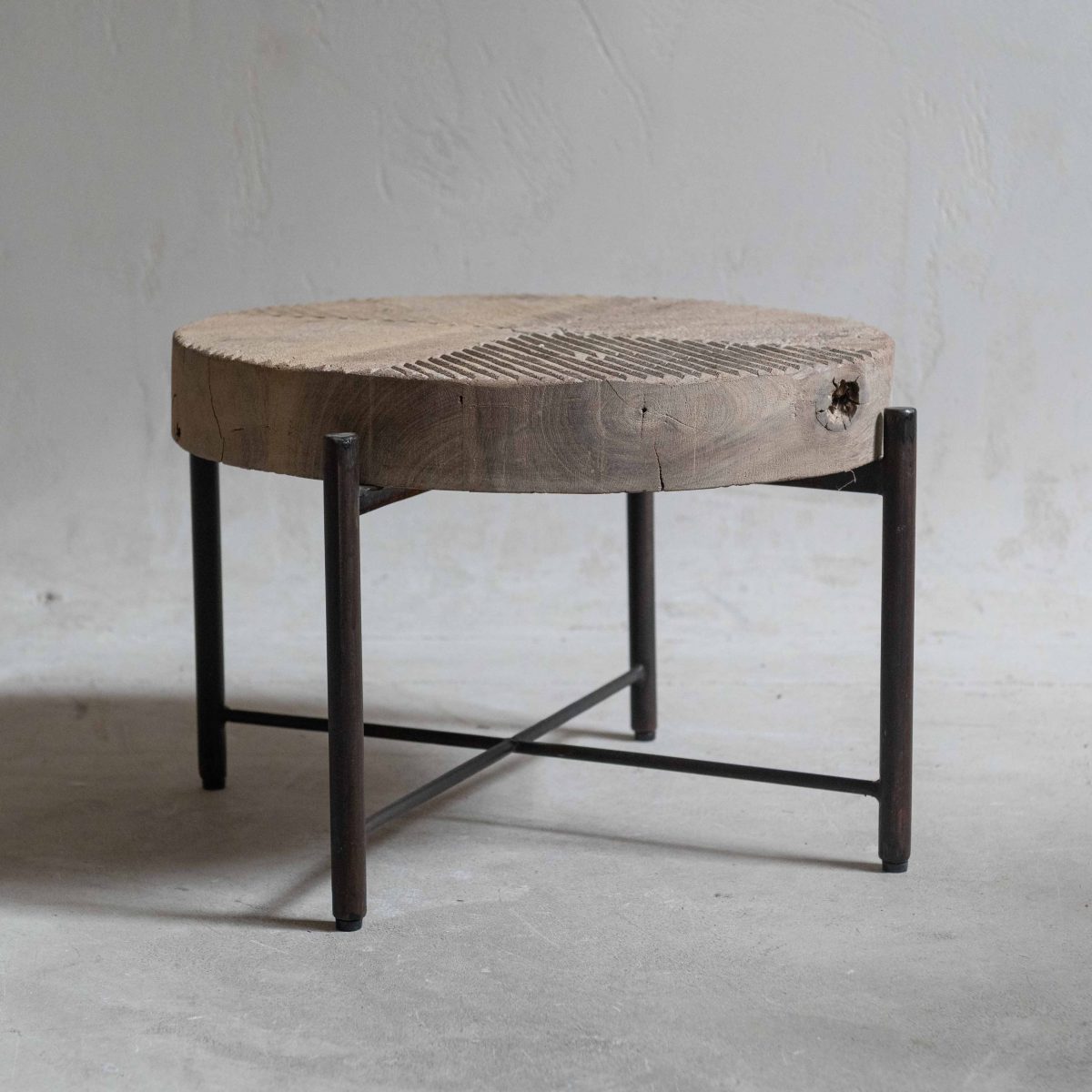 Mesita auxiliar vintage de madera y hierro