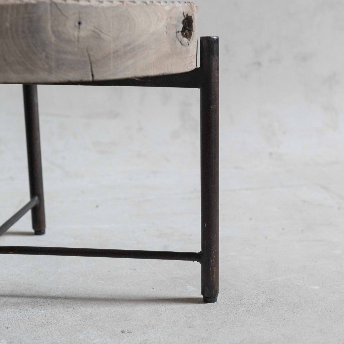 Mesita auxiliar vintage de madera y hierro - Imagen 8