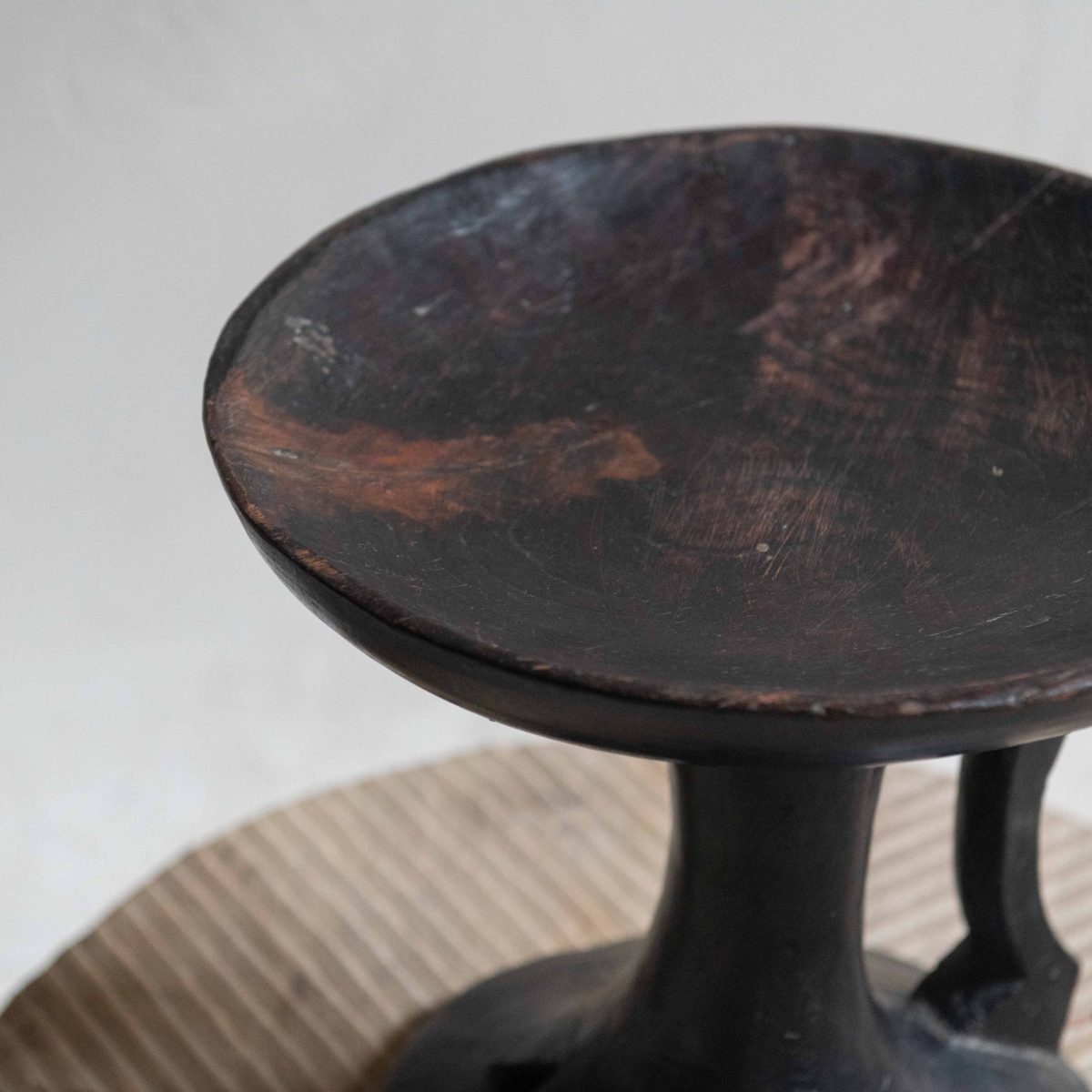 Cuenco antiguo de madera procedente de India - Imagen 3