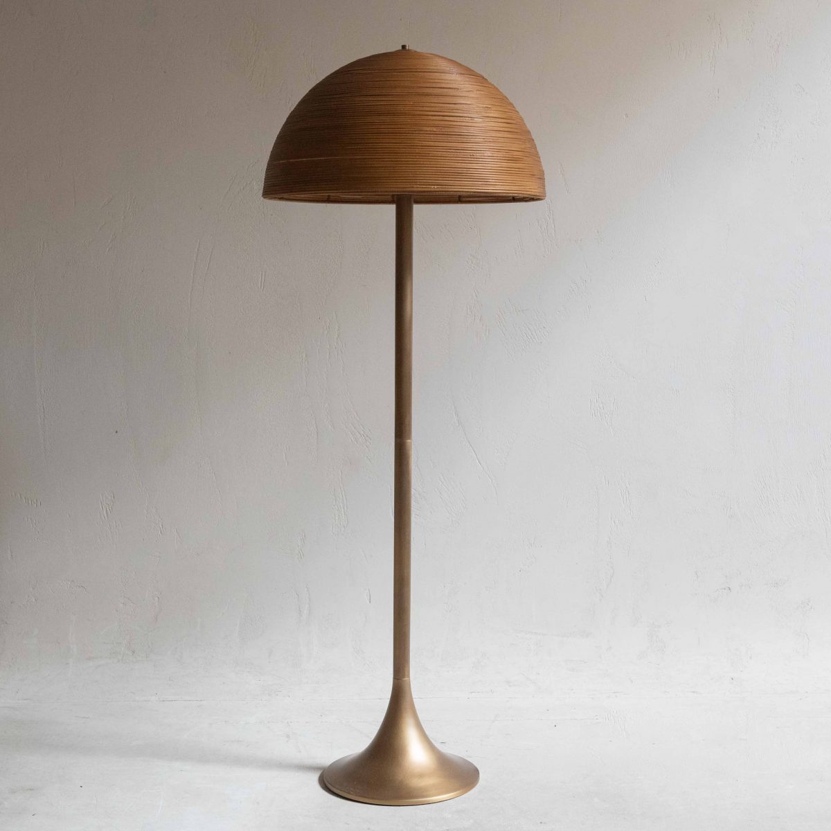 Lámpara de pie de latón envejecido y ratán