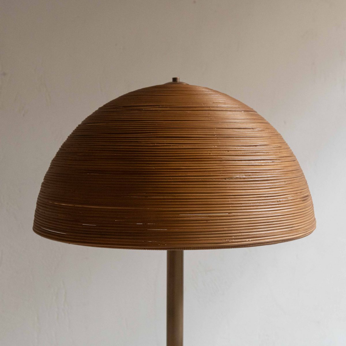 Lámpara de pie de latón envejecido y ratán - Imagen 2