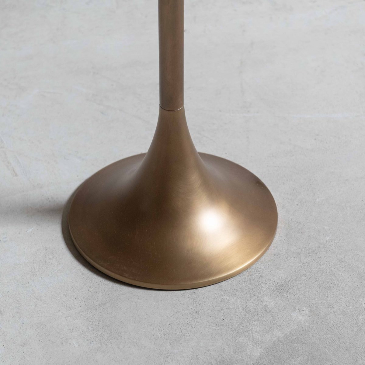 Lámpara de pie de latón envejecido y ratán - Imagen 3