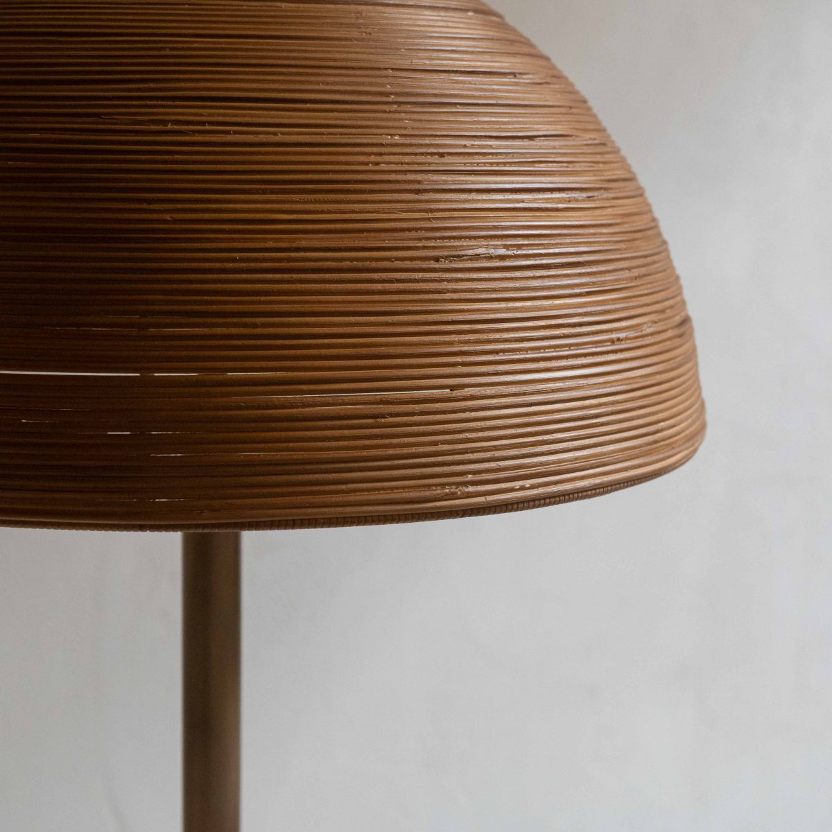 Lámpara de pie de latón envejecido y ratán - Imagen 4