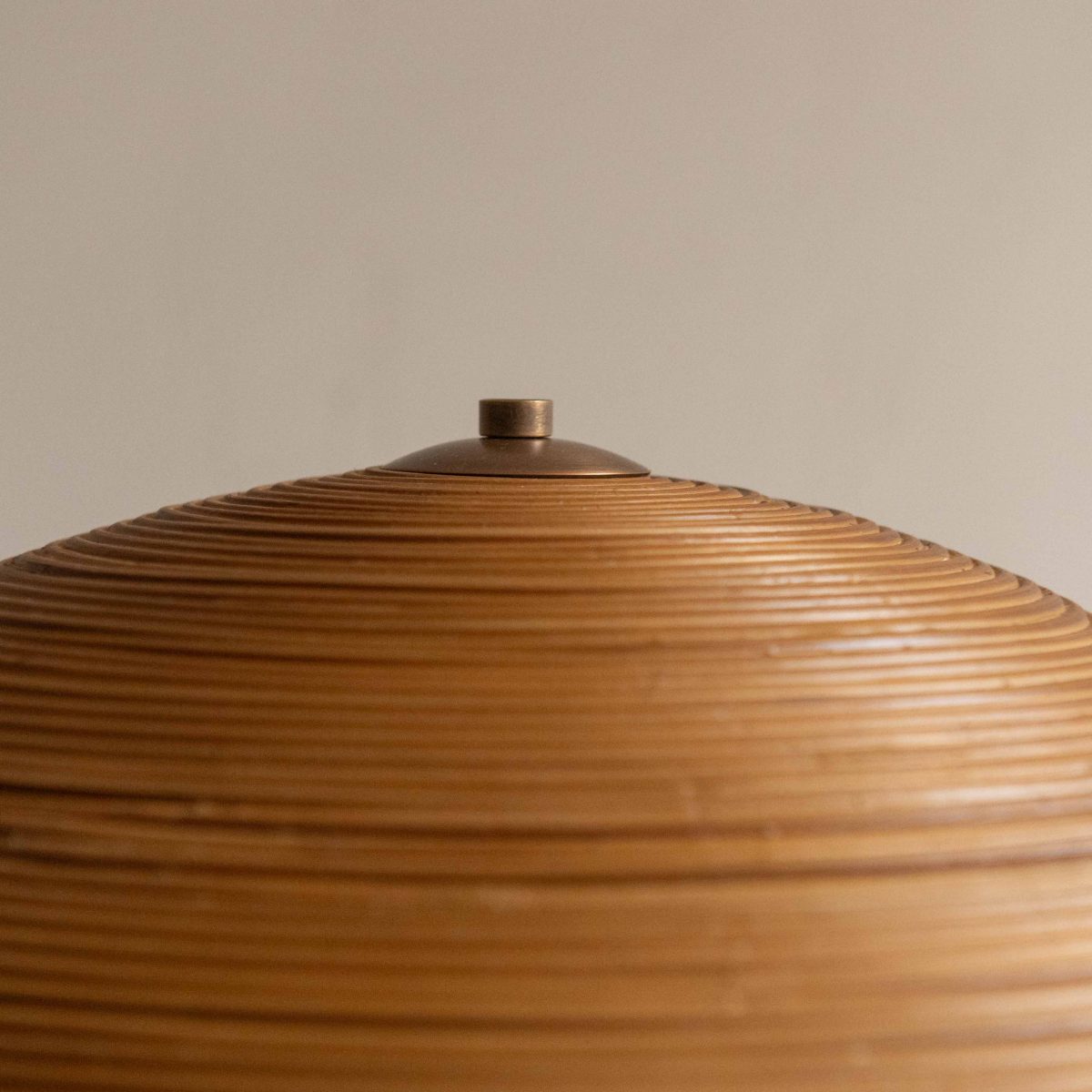 Lámpara de pie de latón envejecido y ratán - Imagen 5